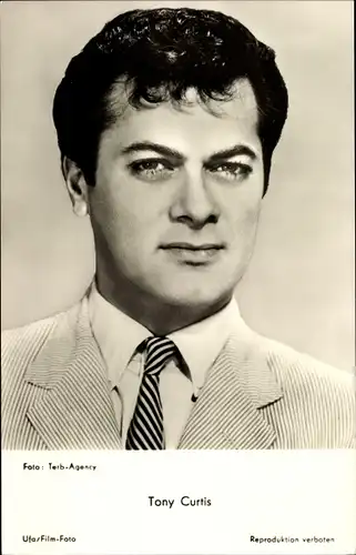 Ak Schauspieler Tony Curtis, Portrait im Anzug, Ufa Film, Manche mögen's heiß