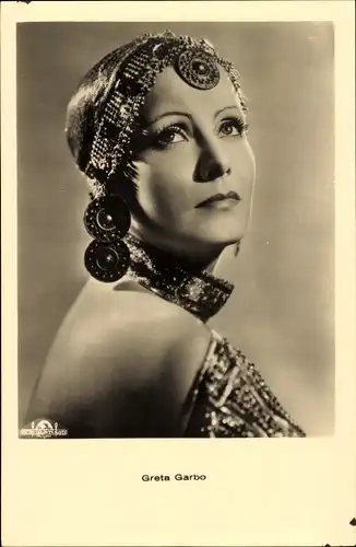Ak Schauspielerin Greta Garbo, Portrait, Schmuck