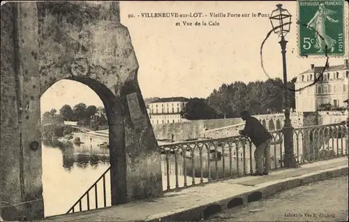 Ak Villeneuve sur Lot Lot et Garonne, Altes Tor auf der Brücke, Blick auf die Cale