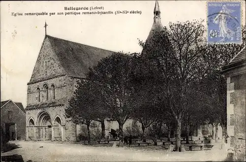 Ak Bellegarde Loiret, Eglise remarquable par son portique romano-byzantin