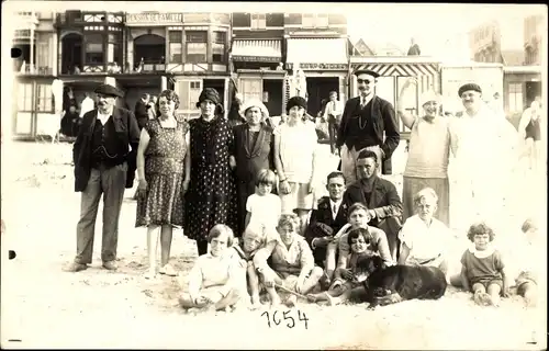 Foto Ak La Panne De Panne Westflandern, Strand, Gruppenbild