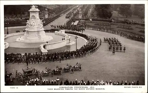 Ak London, Coronation Procession 1911, Queen Victoria Memorial