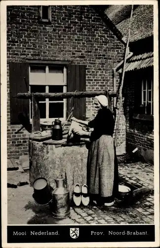 Ak Nordbrabant Niederlande, Niederländische Volkstracht, Dorfleben, Wasserschöpferin