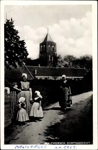 Ak Walcheren Zeeland, Walchersch Dorpsgezicht, Frauen und Kinder in Trachten, Kirchturm