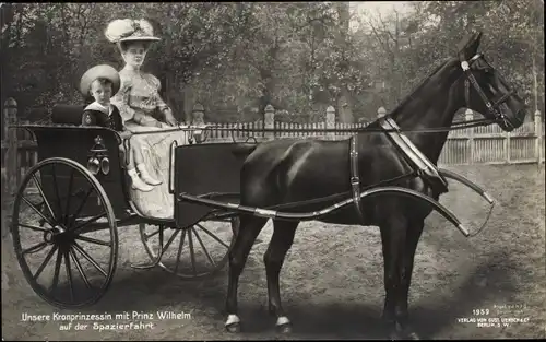 Ak Kronprinzessin Cecilie von Preußen mit Prinz Wilhelm auf der Spazierfahrt, Pferdekutsche