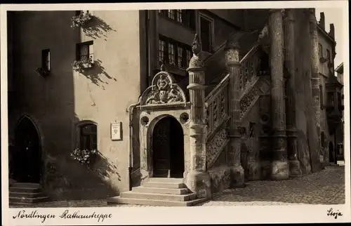 Ak Nördlingen in Schwaben, Rathaustreppe