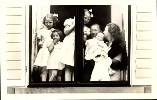 Ak Juliana der Niederlande, Prinz Bernhard, Prinzessinnen Beatrix, Irene, Margriet, Marijke, 1947