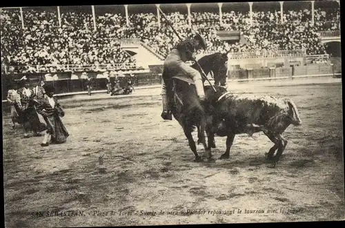 Ak San Sebastian, Plaza de Toros, Suerte de Vara, Picador wehrt den Stier mit dem Hecht ab