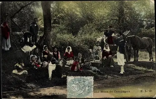 Ak Menschen in französischen Trachten, Gruppenbild, Pferd