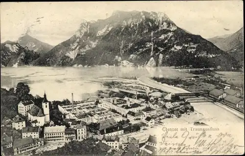 Ak Ebensee am Traunsee Oberösterreich, Luftbild vom Ort mit Traunausfluss