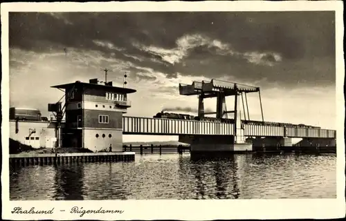 Ak Stralsund in Vorpommern, Rügendamm, Eisenbahnbrücke