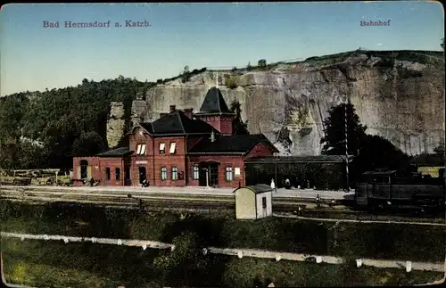 Ak Jerzmanice Zdrój Bad Hermsdorf an der Katzbach Niederschlesien, Bahnhof, Gleisseite