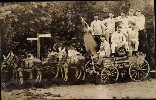 Foto Ak Munster an der Örtze Lüneburger Heide, Deutsche Soldaten in Uniformen, Esel