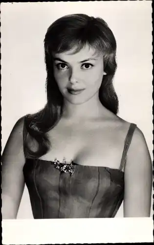 Ak Schauspielerin Christine Carère, Portrait, Paris chante toujours