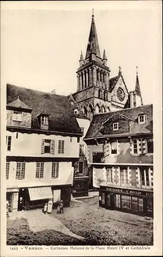 Ak Vannes Morbihan, Kuriose Häuser am Place Henri IV, Kathedrale