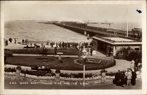 Ak Ryde Isle of Wight England, RMS Queen Mary, vorbei am Ryde Pier