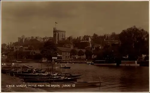 Ak Windsor Berkshire England, Windsor Castle von den Brocas, Richter