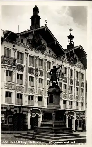 Ak Bad Tölz Oberbayern, Rathaus und Winzererdenkmal