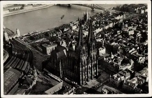 Ak Köln am Rhein, Dom, Hohenzollernbrücke, Hängebrücke, Bahnhof, Fliegeraufnahme