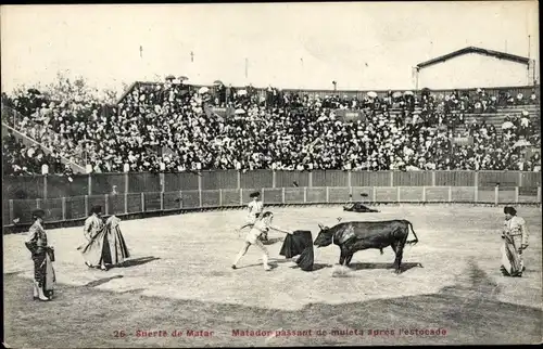 Ak Corrida, Suerte de Matar, Matador, der nach dem Schlag von Muleta ausgeht