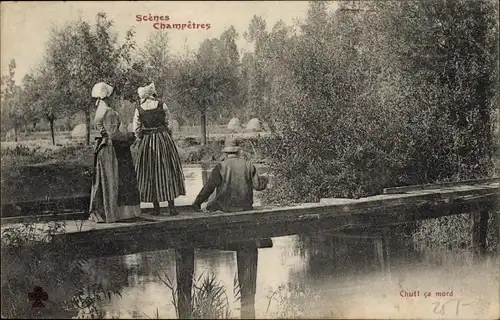 Ak Frauen in französischen Tracht, Mann beim Angeln, Angel, Brücke