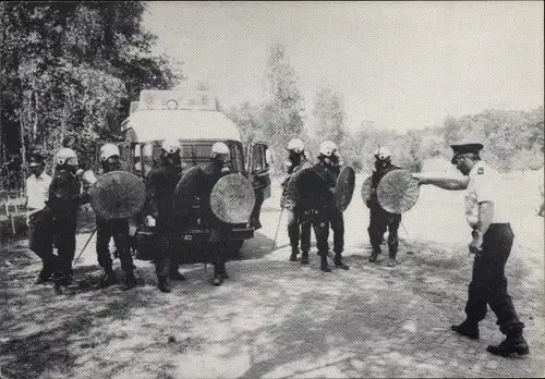 Ak Geschichte Niederlande, Polizisten, Protestierende