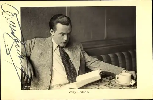 Ak Schauspieler Willy Fritsch, Ross Verlag 7271 1, UFA Verlag, Buch lesend, Autogramm