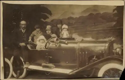 Foto Ak Familie in einem Automobil, Fotomontage