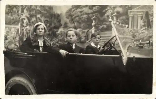 Foto Ak Frau und Jungen in einem Auto