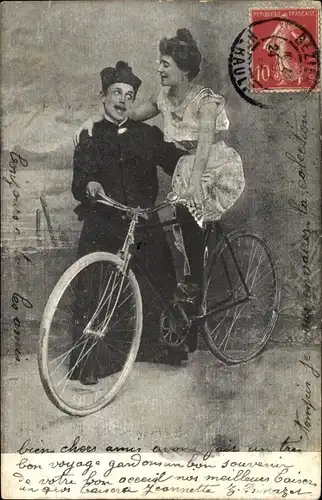 Ak Priester und Frau auf einem Fahrrad