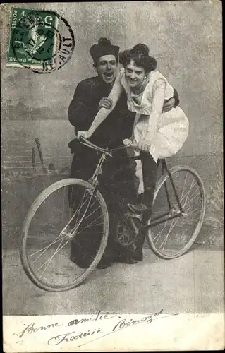 Ak Priester und Frau auf einem Fahrrad