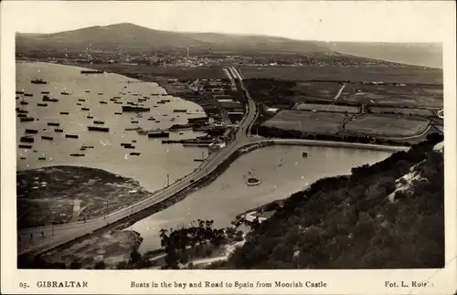 Ak Gibraltar, Boote in der Bucht, Weg nach Spanien von der maurischen Burg