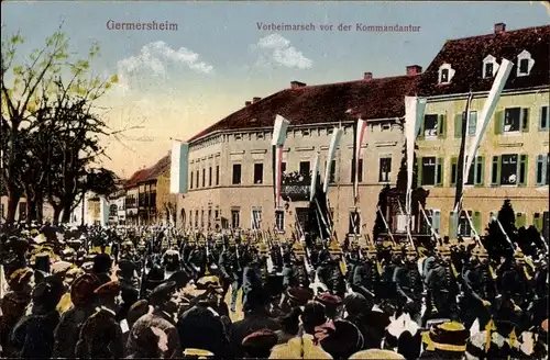 Ak Germersheim am Rhein, Soldatenparade, Vorbeimarsch vor der Kommandantur