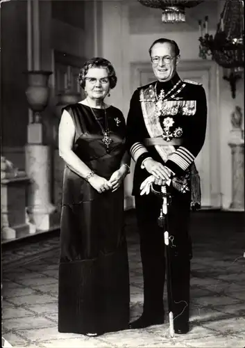 Ak Königin Juliana der Niederlande, Bernhard zur Lippe Biesterfeld, Standportrait, Uniform