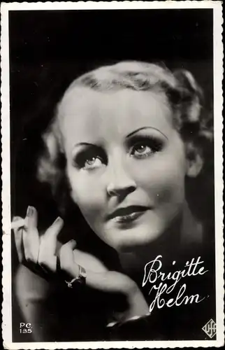 Ak Schauspielerin Brigitte Helm, bekannt aus Metropolis, Portrait mit Zigarette