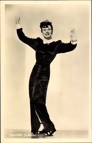 Ak Schauspielerin Deanna Durbin, Portrait, schwarzes Kleid