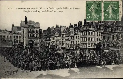 Ak Lille Nord, La Delivrance, Die Menge beobachtet die Truppenparade