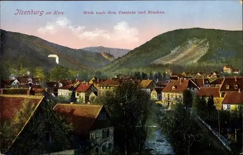 Ak Ilsenburg im Harz, Teilansicht mit Ilsestein und Brocken