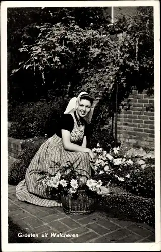 Ak Walcheren, Frau in Tracht, Blumenkorb