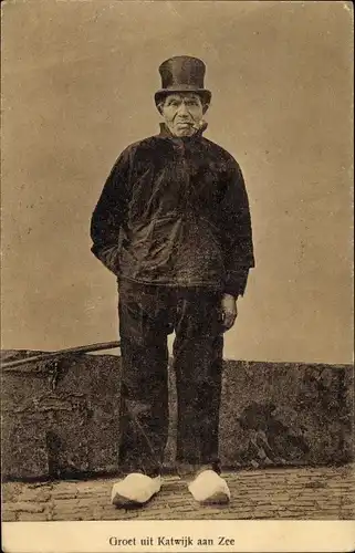 Ak Katwijk aan Zee Südholland Niederlande, alter Mann mit Klompen, Zylinder, Zigarette