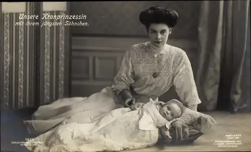 Ak Kronprinzessin Cecilie von Preußen mit ihrem jüngsten Sohn, Prinz Louis Ferdinand