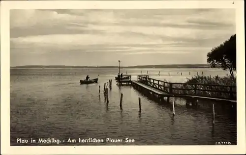 Ak Luftkurort Plau am See, Blick über den See, Bootsanleger mit Ruderboot