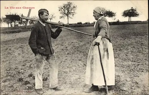 Ak Französische Bauern, Werkzeuge, Feld, Harke, Gespräch, Französische Tracht