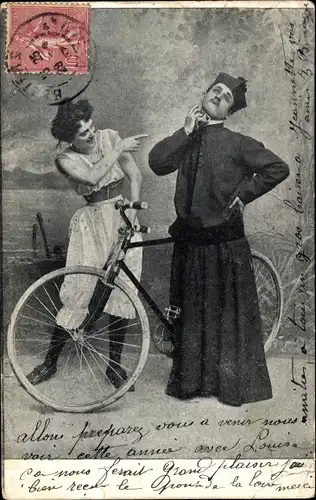 Ak Priester und Frau mit einem Fahrrad