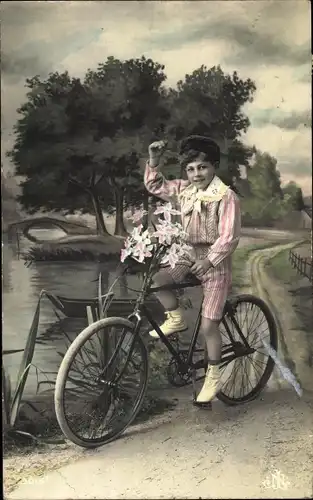 Ak Junge mit Fahrrad, Portrait