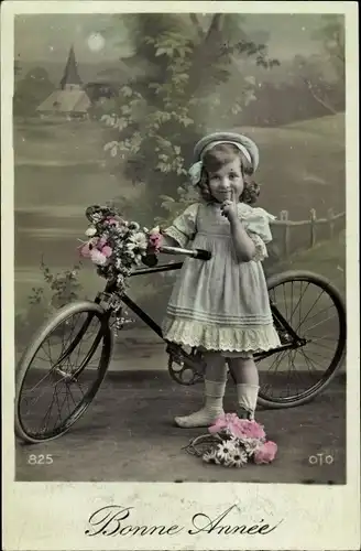 Ak Glückwunsch Neujahr, Mädchen mit einem Fahrrad