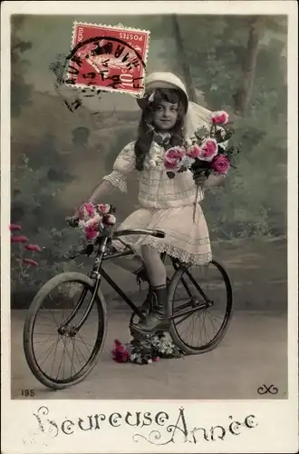 Ak Glückwunsch Neujahr, Mädchen auf einem Fahrrad, Rosen