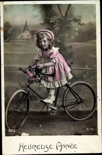 Ak Glückwunsch Neujahr, Mädchen auf einem Fahrrad, Blumen