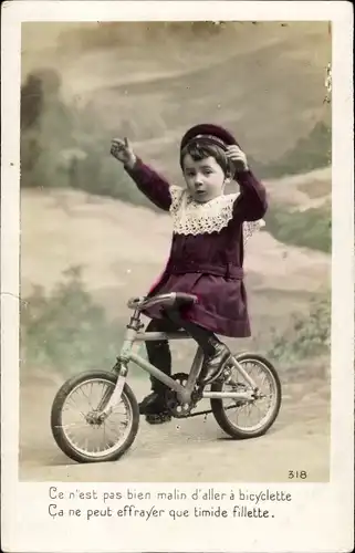 Ak Junge auf einem kleinen Fahrrad