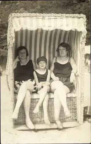 Foto Ak Frauen und Mädchen in einem Strandkorb